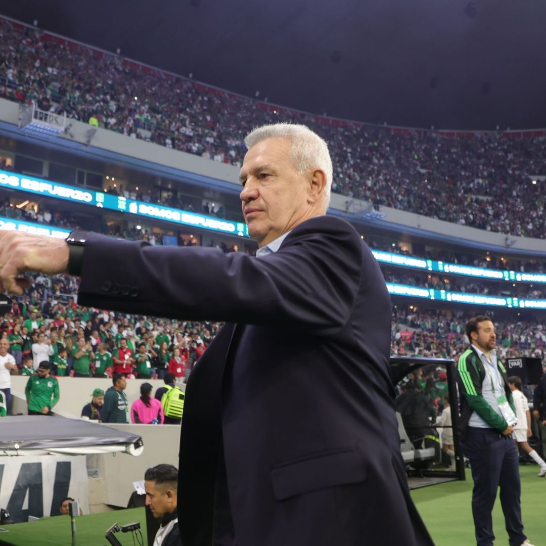 Javier Aguirre, director técnico de la Selección Mexicana, da indicaciones en la cancha del estadio
